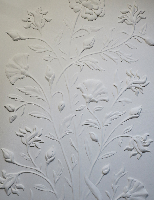 Bas-relief floral et ornemental avec des courbes